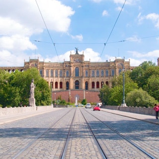 Gebäude am Ende einer städtischen Straßenachse