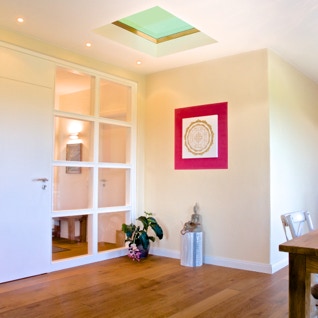 Blick auf zentralen Eingangsbereich des Vastu-Neubaus mit Oberlicht