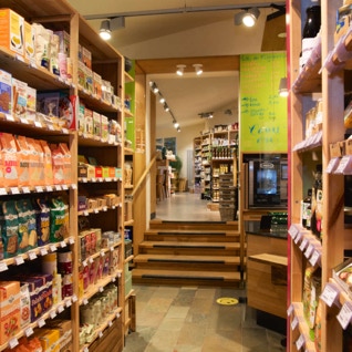 Blick auf Raumübergang mit Treppe