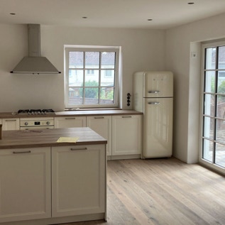 Blick in offene Kücke im Süd-Osten des Hauses