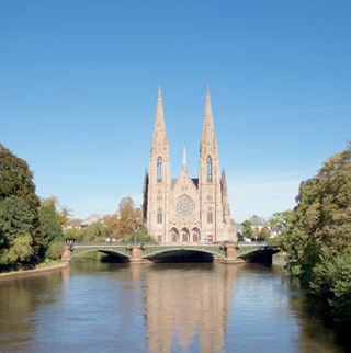 Blick auf Kirche am Fluss
