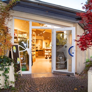 Blick auf den Eingang des Bioladens