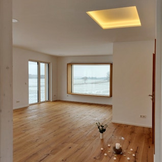 Blick ins Wohnzimmers des Vastu-Neubaus