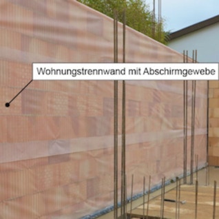 Detail der Wand-Abschirmung mit Abschirmgewebe am rohen Mauerwerk zumNachbargebäude