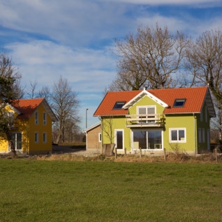 Blick auf zwei benachbarte Vastu-Neubauten