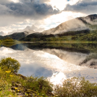 See mit Bergen im Hintergrund